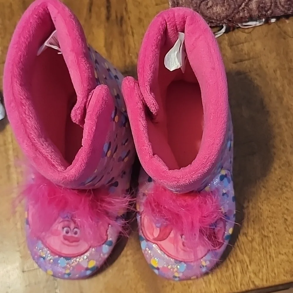 TROLLS BOOT STYLE SLIPPERS SZ 2/3 NWOT